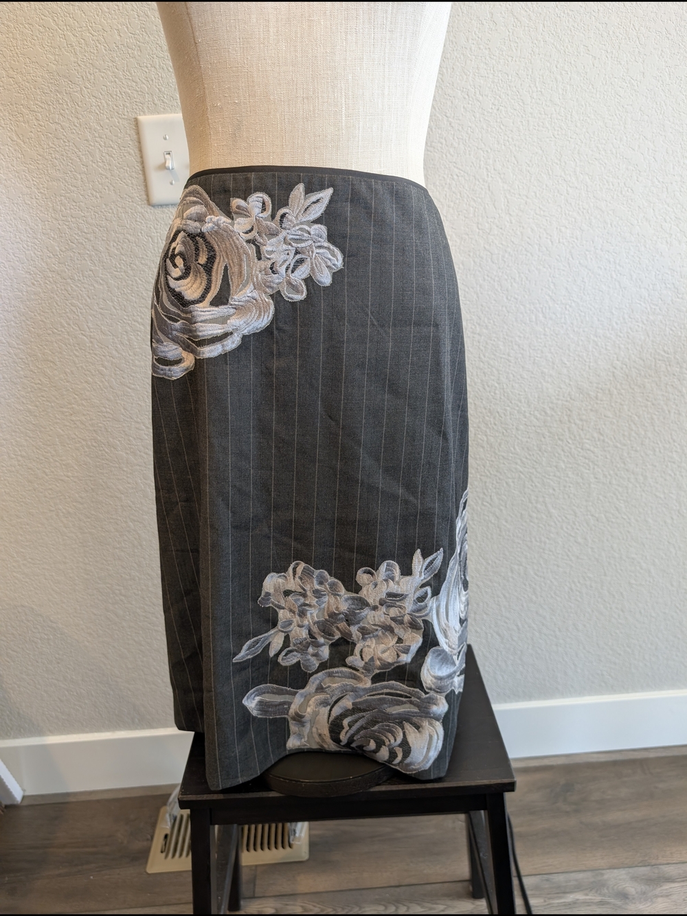 Peter Nygard Sz 14 Gray Pinstripe Pencil Office Skirt w/ White Floral Embroidery